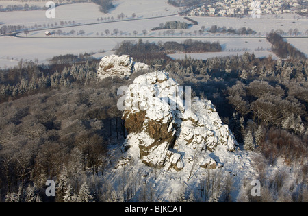 Luftaufnahme, Bruchhauser Steine vier große Porphyr Felsen befindet sich auf einem Berg, Schnee, Winter, Olsberg, Sauerland, North Rhin Stockfoto