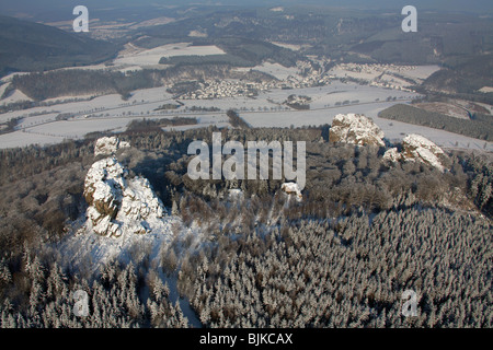 Luftaufnahme, Bruchhauser Steine vier große Porphyr Felsen befindet sich auf einem Berg, Schnee, Winter, Olsberg, Sauerland, North Rhin Stockfoto