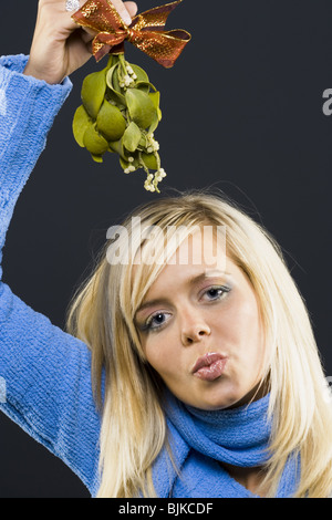 Frau Holding Mistel Stockfoto