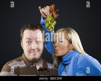 Frau mit Mistel geben Mann küssen Stockfoto