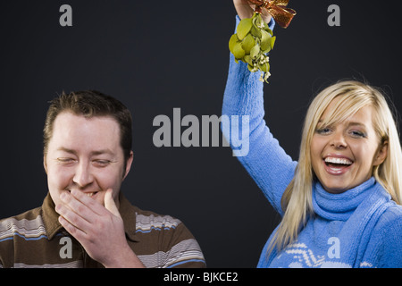 Frau mit Mistel geben Mann küssen Stockfoto