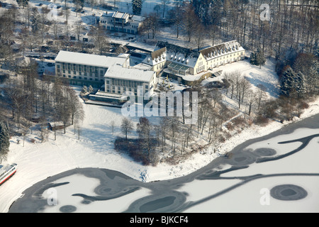 Luftaufnahme, Hennesee See im Schnee im Winter, Meschede, Nordrhein-Westfalen, Deutschland, Europa Stockfoto