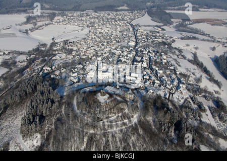 Luftaufnahme, Eversberg, Dorf mit Fachwerk-Häuser im Schnee im Winter, Bestwig, Nordrhein-Westfalen, Deutschland, Eur Stockfoto