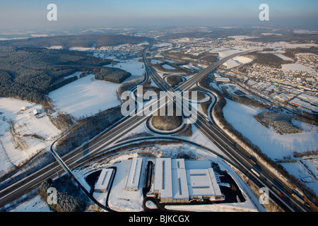 Luftaufnahme, Autobahnkreuz Olpe A4 A45, Sauerlandlinie, Schnee, Winter, Wenden, Nordrhein-Westfalen, Deutschland, Europa Stockfoto