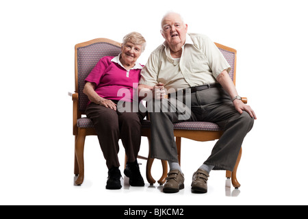 Älteres Ehepaar sitzt im Sessel umarmen Stockfoto