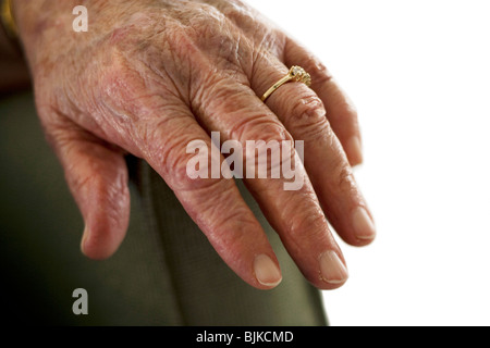 Nahaufnahme von Reifen weiblichen hand Stockfoto