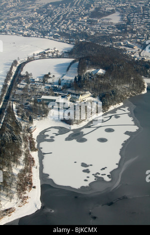 Luftaufnahme, Hennesee See im Schnee im Winter, Meschede, Nordrhein-Westfalen, Deutschland, Europa Stockfoto