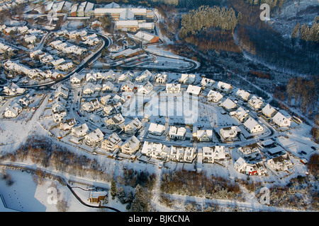 Luftaufnahme, Wohngebiet im Schnee im Winter, Olpe, Nordrhein-Westfalen, Deutschland, Europa Stockfoto