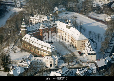 Luftaufnahme, Schloss Berleburg Schloss im Schnee im Winter, Bad Berleburg, Nordrhein-Westfalen, Deutschland, Europa Stockfoto