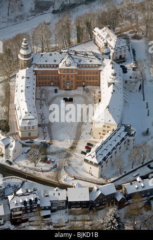 Luftaufnahme, Schloss Berleburg Schloss im Schnee im Winter, Bad Berleburg, Nordrhein-Westfalen, Deutschland, Europa Stockfoto