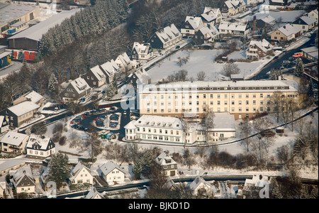 Luftaufnahme, Schloss Berleburg Schloss im Schnee im Winter, Bad Berleburg, Nordrhein-Westfalen, Deutschland, Europa Stockfoto