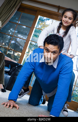 Mann mit Mädchen-Huckepack-Fahrt Stockfoto