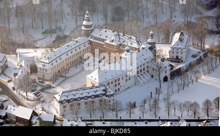 Luftaufnahme, Schloss Berleburg Schloss im Schnee im Winter, Bad Berleburg, Nordrhein-Westfalen, Deutschland, Europa Stockfoto