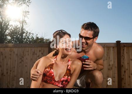 Mann umfassenden Frau im Bikini lächelnd Stockfoto