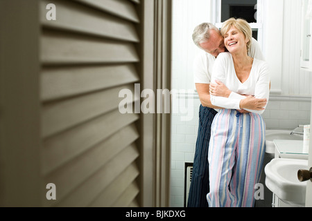 Älteres Paar im Badezimmer zu umarmen Stockfoto