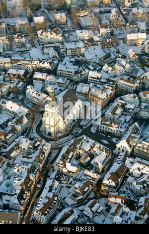 Luftaufnahme, Alter Markt Marktplatz mit Stadtkirche im Schnee im Winter, Attendorn, Nordrhein-Westfalen, Deutschland, Eur Stockfoto
