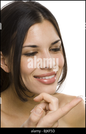 Nahaufnahme der Frau einsetzen von Kontaktlinsen Stockfoto