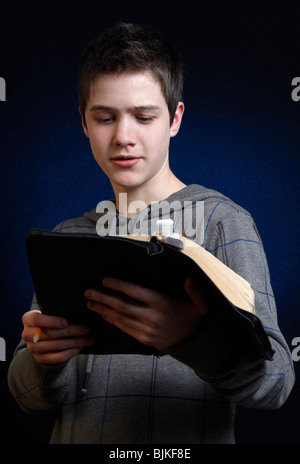 Junger Mann lesen und studieren in seiner Bibel Stockfoto