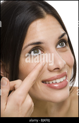 Nahaufnahme der Frau einsetzen von Kontaktlinsen Stockfoto