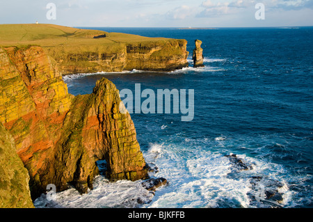 Die Knie-Meer-Stack und die Thirle Tür Rock arch bei Duncansby Head, Caithness, Schottland, UK Stockfoto