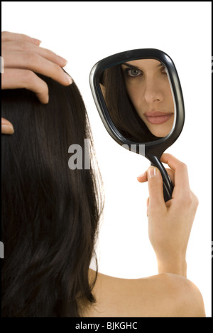 Reflexion von Frau lächelnd in der hand Spiegel Stockfoto