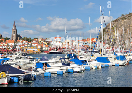 Sportboote angedockt in einer Marina unter blauem Himmel. Stockfoto