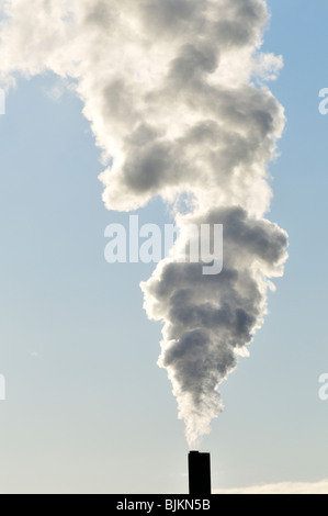 Weiß und grau Rauch in den Himmel von einer Fabrik Schornstein bauschte. Stockfoto