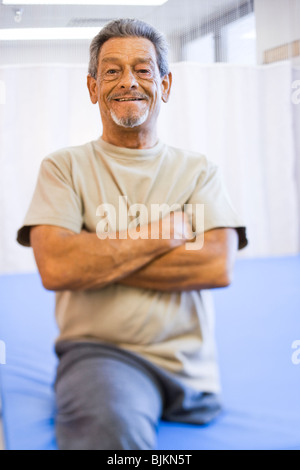 Porträt von einem reifen Mann mit Spitzbart lächelnd Stockfoto