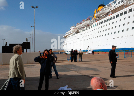 Inserat COSTA EUROPA Kreuzfahrtschiff nach einem Sturz in der Kai, Passagiere und Mitarbeiter von Costa Kreuzfahrten, Sicherheitspersonal, Pier von S Stockfoto