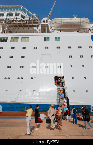 Kreuzfahrtschiff COSTA EUROPA auflisten nach einem Sturz in der Kai, Evakuierung der Passagiere, Pier von Sharm el Sheikh auf 26 Febr Stockfoto