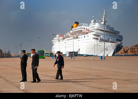 Inserat COSTA EUROPA Kreuzfahrtschiff nach einem Sturz in der Kai, ägyptischen Beamten in Uniform, Pier von Sharm el Sheikh auf 26 Feb Stockfoto