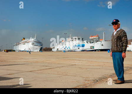 Kreuzfahrtschiff COSTA EUROPA Inserat nach einem Sturz in der Uferstraße, Passagiere evakuiert ohne Gepäck, Pier von Sharm el Sheikh auf Stockfoto