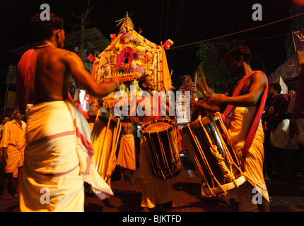 Schlagzeuger, Hindu-Tempel-Festival in Pulinkudi, Bundesstaat Kerala, Indien, Asien Stockfoto