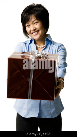 Frau mit Geschenk-box Stockfoto