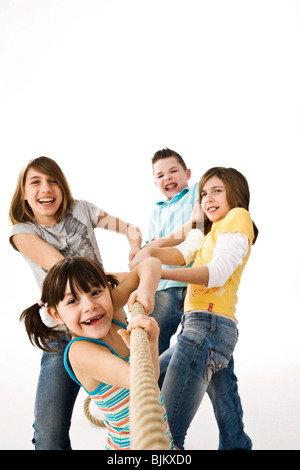 Kinder spielen Tauziehen Stockfoto