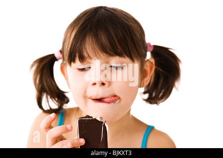 Kleines Mädchen mit Zöpfen, Eis essen Stockfoto