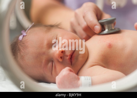 Frau halten Babys hand Stockfoto