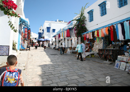 Blau und weiß gestrichenen Häusern auf einem Hügel in das malerische Dorf Sidi Bou Said in der Nähe von Tunis Tunesien Nordafrika Stockfoto