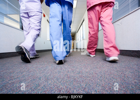 Krankenschwestern gehen und sprechen Stockfoto