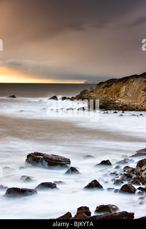 Wellen auf den Felsen an der Watershoot Bucht. Isle Of Wight, England, Vereinigtes Königreich Stockfoto