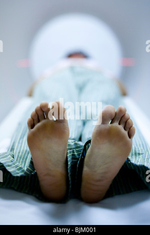 Frau in MRT-Gerät Stockfoto