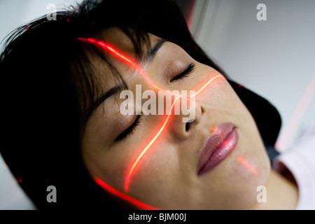 Frau, die ein MRI Stockfoto