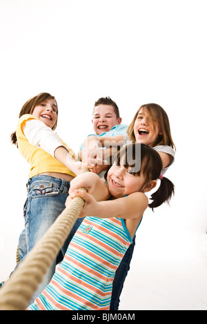 Kinder spielen Tauziehen Stockfoto