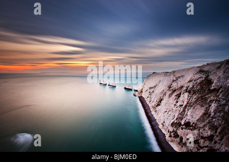 Sonnenuntergang über der Nadeln an einem trüben Abend. Isle Of Wight, England, Vereinigtes Königreich Stockfoto