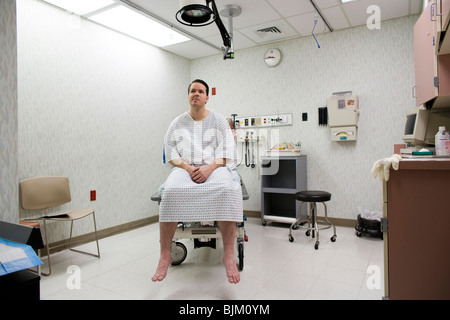 Männliche Patienten warten auf Prüfung Tabelle Stockfoto