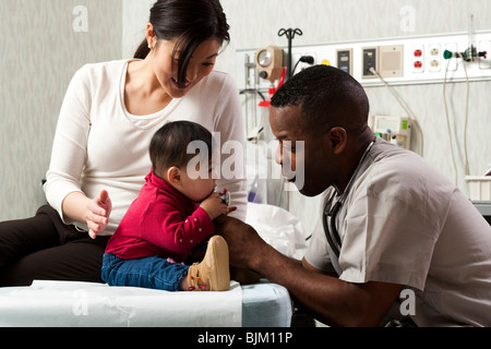 Mutter und Kind bei der Prüfung der Zimmer mit Arzt Stockfoto