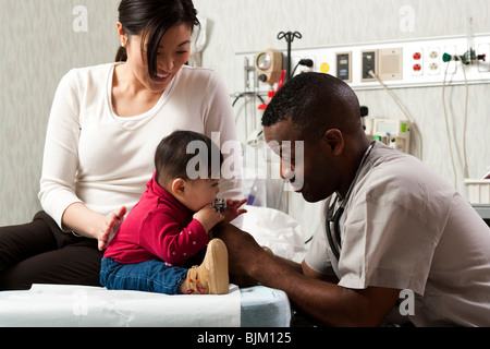 Mutter und Kind bei der Prüfung der Zimmer mit Arzt Stockfoto