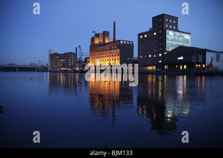 Duisburger Innenhafen mit den renovierten Hallen der Kueppersmuehle und Werhahnmuehle, North Rhine-Westphalia, Germany, Euro Stockfoto