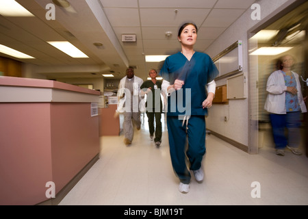 Arzt und Krankenschwester Rauschen durch Korridor Stockfoto