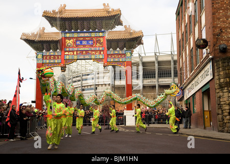 Ein Drachentanz ist am chinesischen Tor im Rahmen des chinesischen Neujahrsfestes in Newcastle-upon-Tyne, England statt. Stockfoto